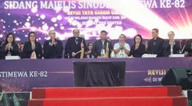 Tampak saat Ketua BPMS GMIM, Pdt. Adolf Wenas, didampingi oleh Ketua Panitia SMSI ke-82, Recky Langie, memukul tetengkoren sebagai simbolis resmi ditutupnya rangkaian Sidang Majelis Sinode Istimewa (SMSI) ke-82 GMIM Tahun 2026.