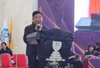 Ketua Panitia SMSI ke-82 GMIM Tahun 2026, Recky Langie, saat menyampaikan ucapan terima kasih dalam Ibadah Perjamuan Kudus di Auditorium Unsrat Manado, Minggu (26/9/2026).