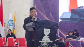 Ketua Panitia SMSI ke-82 GMIM Tahun 2026, Recky Langie, saat menyampaikan ucapan terima kasih dalam Ibadah Perjamuan Kudus di Auditorium Unsrat Manado, Minggu (26/9/2026).