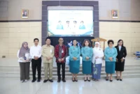 Foto bersama Ketua TP PKK dan jajaran Kepala BI dan perwakilan tamu undangan lainnya