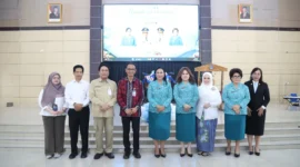 Foto bersama Ketua TP PKK dan jajaran Kepala BI dan perwakilan tamu undangan lainnya
