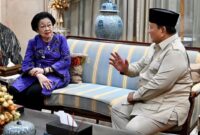 Presiden ke-5 RI Megawati Soekarnoputri dan Presiden Prabowo Subianto tampak sedang berbincang-bincang secara langsung di ruang tamu kediaman pribadi, menunjukkan kehangatan di tengah suasana duka berpulangnya Mohammad Guruh Irianto Soekarnoputra. Foto: Setkab RI
