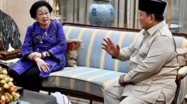 Presiden ke-5 RI Megawati Soekarnoputri dan Presiden Prabowo Subianto tampak sedang berbincang-bincang secara langsung di ruang tamu kediaman pribadi, menunjukkan kehangatan di tengah suasana duka berpulangnya Mohammad Guruh Irianto Soekarnoputra. Foto: Setkab RI