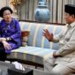 Presiden ke-5 RI Megawati Soekarnoputri dan Presiden Prabowo Subianto tampak sedang berbincang-bincang secara langsung di ruang tamu kediaman pribadi, menunjukkan kehangatan di tengah suasana duka berpulangnya Mohammad Guruh Irianto Soekarnoputra. Foto: Setkab RI