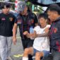 Petugas kepolisian mengawal pelaku pencurian spesialis rumah saat dibawa ke Polresta Manado usai dilumpuhkan saat mencoba melarikan diri di Manado.