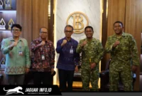 Foto bersama Danrem 131/Santiago dan Kepala Bank Indonesia Perwakilan Sulawesi Utara beserta jajaran seusai kegiatan audiensi.
