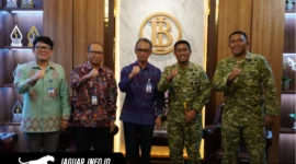 Foto bersama Danrem 131/Santiago dan Kepala Bank Indonesia Perwakilan Sulawesi Utara beserta jajaran seusai kegiatan audiensi.