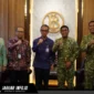 Foto bersama Danrem 131/Santiago dan Kepala Bank Indonesia Perwakilan Sulawesi Utara beserta jajaran seusai kegiatan audiensi.