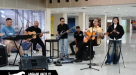 Penampilan live music yang menghibur para penumpang di area terminal Bandara Sam Ratulangi Manado dalam perayaan Hari Pelanggan Nasional pada Jumat (04/09/26).