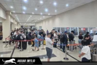 Calon penumpang memadati area informasi maskapai akibat penerbangan Jakarta Manado terdampak abu vulkanik erupsi Gunung Anak Krakatau. (Ilustrasi/Foto: Dok. Bandara Sam Ratulangi)