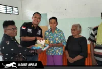 Plh. Kepala Kejaksaan Negeri Kepulauan Talaud beserta jajaran saat menyerahkan paket sembako kepada warga lansia di Kecamatan Rainis dan Desa Tule Utara pada 03/09/26.