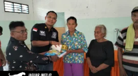 Plh. Kepala Kejaksaan Negeri Kepulauan Talaud beserta jajaran saat menyerahkan paket sembako kepada warga lansia di Kecamatan Rainis dan Desa Tule Utara pada 03/09/26.