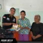 Plh. Kepala Kejaksaan Negeri Kepulauan Talaud beserta jajaran saat menyerahkan paket sembako kepada warga lansia di Kecamatan Rainis dan Desa Tule Utara pada 03/09/26.
