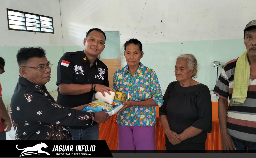 Plh. Kepala Kejaksaan Negeri Kepulauan Talaud beserta jajaran saat menyerahkan paket sembako kepada warga lansia di Kecamatan Rainis dan Desa Tule Utara pada 03/09/26.