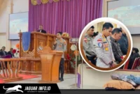 Kapolres Sitaro AKBP Ronald Andry Mauboy saat berbaur dan memberikan imbauan kamtibmas kepada jemaat di Gereja GMIST Eirene Hiung, Minggu (06/08/26).