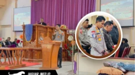 Kapolres Sitaro AKBP Ronald Andry Mauboy saat berbaur dan memberikan imbauan kamtibmas kepada jemaat di Gereja GMIST Eirene Hiung, Minggu (06/08/26).