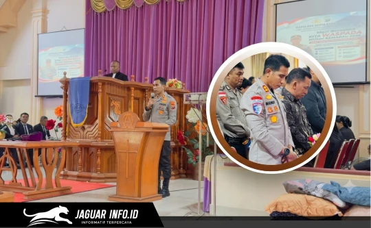 Kapolres Sitaro AKBP Ronald Andry Mauboy saat berbaur dan memberikan imbauan kamtibmas kepada jemaat di Gereja GMIST Eirene Hiung, Minggu (06/08/26).