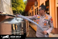 Kapolres Sitaro memimpin langsung penyaluran bantuan air bersih sebanyak 6.000 liter untuk warga Kampung Hiung pada 6/9/2026 akibat kemarau panjang.