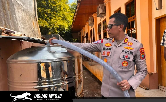Kapolres Sitaro memimpin langsung penyaluran bantuan air bersih sebanyak 6.000 liter untuk warga Kampung Hiung pada 6/9/2026 akibat kemarau panjang.