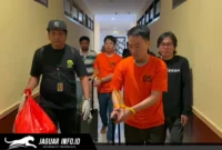 Kepolisian Daerah (Polda) Sulawesi Utara berhasil menggagalkan penyelundupan emas ilegal seberat 16 kg oleh dua WNA asal China di Bandara Sam Ratulangi pada 04/09/26.