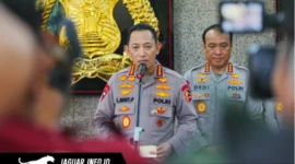 Kapolri Jenderal Polisi Listyo Sigit Prabowo saat memberikan instruksi kepada jajaran dalam keterangan pers di Mabes Polri. (Dok. Polri)