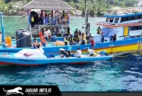 Armada kapal motor pengangkut air bersih bersandar di dermaga Pulau Manado Tua untuk mendistribusikan pasokan air kepada warga.