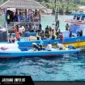 Armada kapal motor pengangkut air bersih bersandar di dermaga Pulau Manado Tua untuk mendistribusikan pasokan air kepada warga.