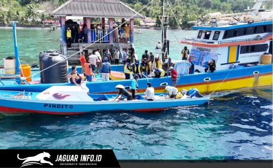Armada kapal motor pengangkut air bersih bersandar di dermaga Pulau Manado Tua untuk mendistribusikan pasokan air kepada warga.