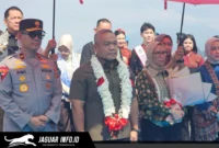Kapolda Sulawesi Utara Brigjen Pol Yudo Hermanto beserta istri, Ny. Shinta Yudo Hermanto, saat tiba di Gedung VVIP Bandara Internasional Sam Ratulangi Manado, Selasa (8/9/2026).