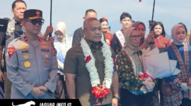 Kapolda Sulawesi Utara Brigjen Pol Yudo Hermanto beserta istri, Ny. Shinta Yudo Hermanto, saat tiba di Gedung VVIP Bandara Internasional Sam Ratulangi Manado, Selasa (8/9/2026).