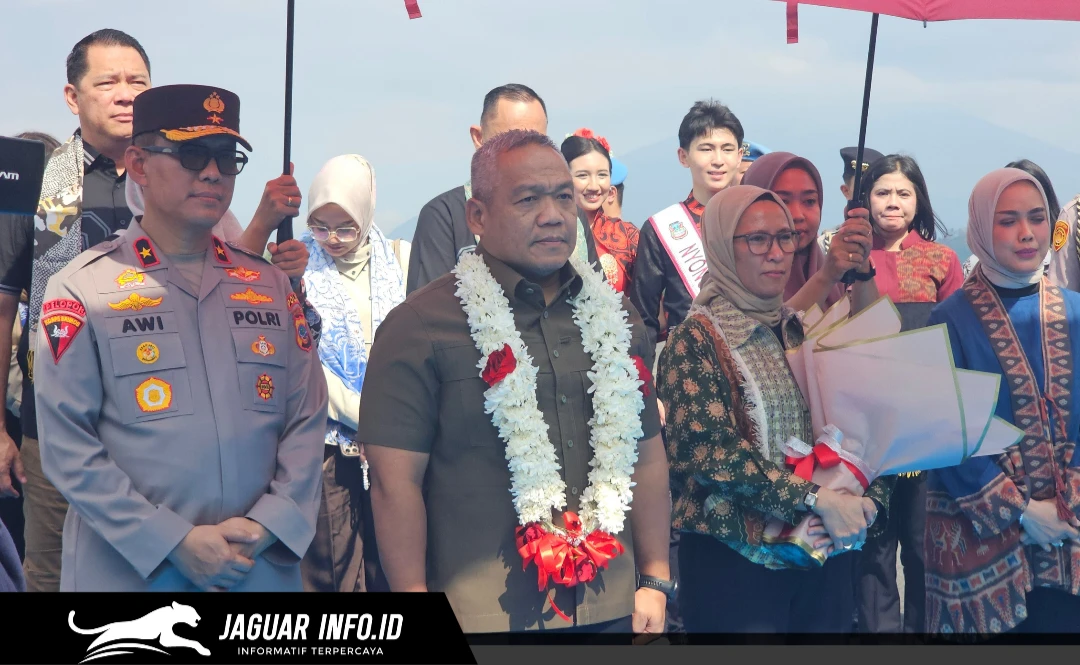 Kapolda Sulawesi Utara Brigjen Pol Yudo Hermanto beserta istri, Ny. Shinta Yudo Hermanto, saat tiba di Gedung VVIP Bandara Internasional Sam Ratulangi Manado, Selasa (8/9/2026).