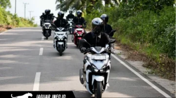 Ilustrasi pengendara motor menggunakan helm bervisual tertutup dan masker sebagai perlengkapan keselamatan saat menghadapi hujan abu vulkanik di jalan raya.