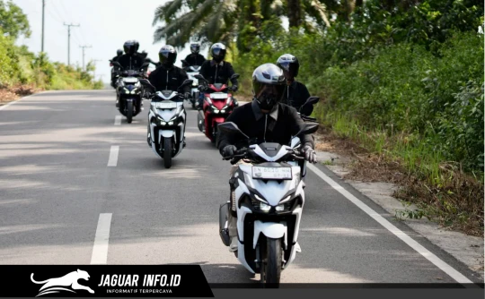 Ilustrasi pengendara motor menggunakan helm bervisual tertutup dan masker sebagai perlengkapan keselamatan saat menghadapi hujan abu vulkanik di jalan raya.
