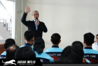 General Manager InJourney Airports Bandara Sam Ratulangi Manado, Radityo Ari Purwoko (Oki), saat memberikan arahan dan materi pelatihan terkait Customer Experience, Hospitality, serta Basic English kepada para personel.