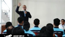 General Manager InJourney Airports Bandara Sam Ratulangi Manado, Radityo Ari Purwoko (Oki), saat memberikan arahan dan materi pelatihan terkait Customer Experience, Hospitality, serta Basic English kepada para personel.