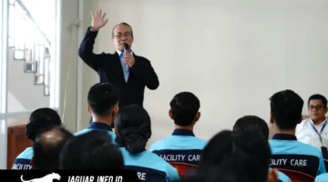 General Manager InJourney Airports Bandara Sam Ratulangi Manado, Radityo Ari Purwoko (Oki), saat memberikan arahan dan materi pelatihan terkait Customer Experience, Hospitality, serta Basic English kepada para personel.