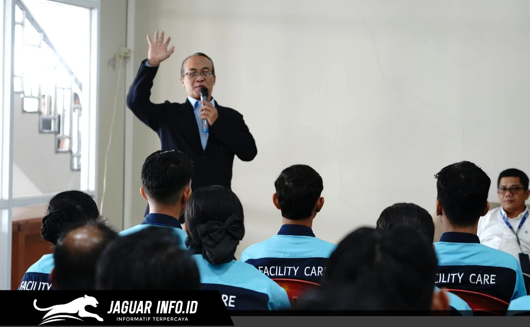General Manager InJourney Airports Bandara Sam Ratulangi Manado, Radityo Ari Purwoko (Oki), saat memberikan arahan dan materi pelatihan terkait Customer Experience, Hospitality, serta Basic English kepada para personel.