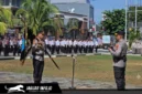 Irjen Pol Roycke Harry Langie menyerahkan Pataka Polda Sulut Maesa'an Waya kepada Kapolda Sulut yang baru, Brigjen Pol Yudo Hermanto, di Lapangan Presisi Mapolda Sulut.