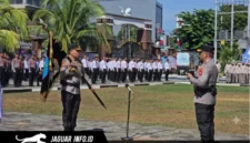 Irjen Pol Roycke Harry Langie menyerahkan Pataka Polda Sulut Maesa'an Waya kepada Kapolda Sulut yang baru, Brigjen Pol Yudo Hermanto, di Lapangan Presisi Mapolda Sulut.