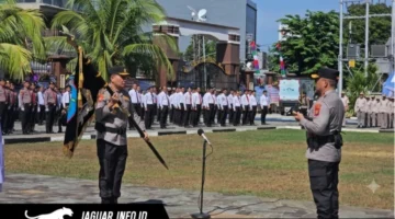 Irjen Pol Roycke Harry Langie menyerahkan Pataka Polda Sulut Maesa'an Waya kepada Kapolda Sulut yang baru, Brigjen Pol Yudo Hermanto, di Lapangan Presisi Mapolda Sulut.