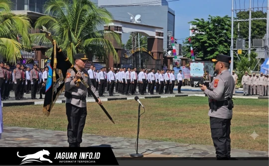 Irjen Pol Roycke Harry Langie menyerahkan Pataka Polda Sulut Maesa'an Waya kepada Kapolda Sulut yang baru, Brigjen Pol Yudo Hermanto, di Lapangan Presisi Mapolda Sulut.