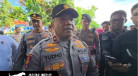 saat memberikan keterangan kepada awak media usai upacara penyerahan pataka di halaman Mapolda Sulut pada 10/09/26.