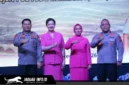 Irjen Pol DR. Roycke Harry Langie bersama Brigjen Pol Yudo Hermanto saat menghadiri acara Kenal Pamit Kapolda Sulut di Gedung Manado Convention Center, Kamis (10/09/26).