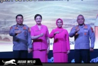 Irjen Pol DR. Roycke Harry Langie bersama Brigjen Pol Yudo Hermanto saat menghadiri acara Kenal Pamit Kapolda Sulut di Gedung Manado Convention Center, Kamis (10/09/26).