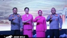 Irjen Pol DR. Roycke Harry Langie bersama Brigjen Pol Yudo Hermanto saat menghadiri acara Kenal Pamit Kapolda Sulut di Gedung Manado Convention Center, Kamis (10/09/26).