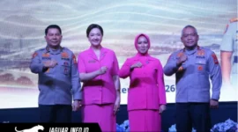 Irjen Pol DR. Roycke Harry Langie bersama Brigjen Pol Yudo Hermanto saat menghadiri acara Kenal Pamit Kapolda Sulut di Gedung Manado Convention Center, Kamis (10/09/26).