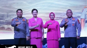 Irjen Pol DR. Roycke Harry Langie bersama Brigjen Pol Yudo Hermanto saat menghadiri acara Kenal Pamit Kapolda Sulut di Gedung Manado Convention Center, Kamis (10/09/26).