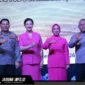 Irjen Pol DR. Roycke Harry Langie bersama Brigjen Pol Yudo Hermanto saat menghadiri acara Kenal Pamit Kapolda Sulut di Gedung Manado Convention Center, Kamis (10/09/26).