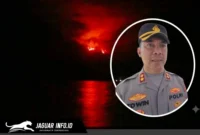 Kondisi lereng Gunung Api Awu, Kabupaten Kepulauan Sangihe, yang terbakar merah menyala saat tim gabungan TNI, Polri, dan masyarakat berupaya melakukan pemadaman manual.