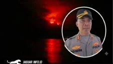 Kondisi lereng Gunung Api Awu, Kabupaten Kepulauan Sangihe, yang terbakar merah menyala saat tim gabungan TNI, Polri, dan masyarakat berupaya melakukan pemadaman manual.